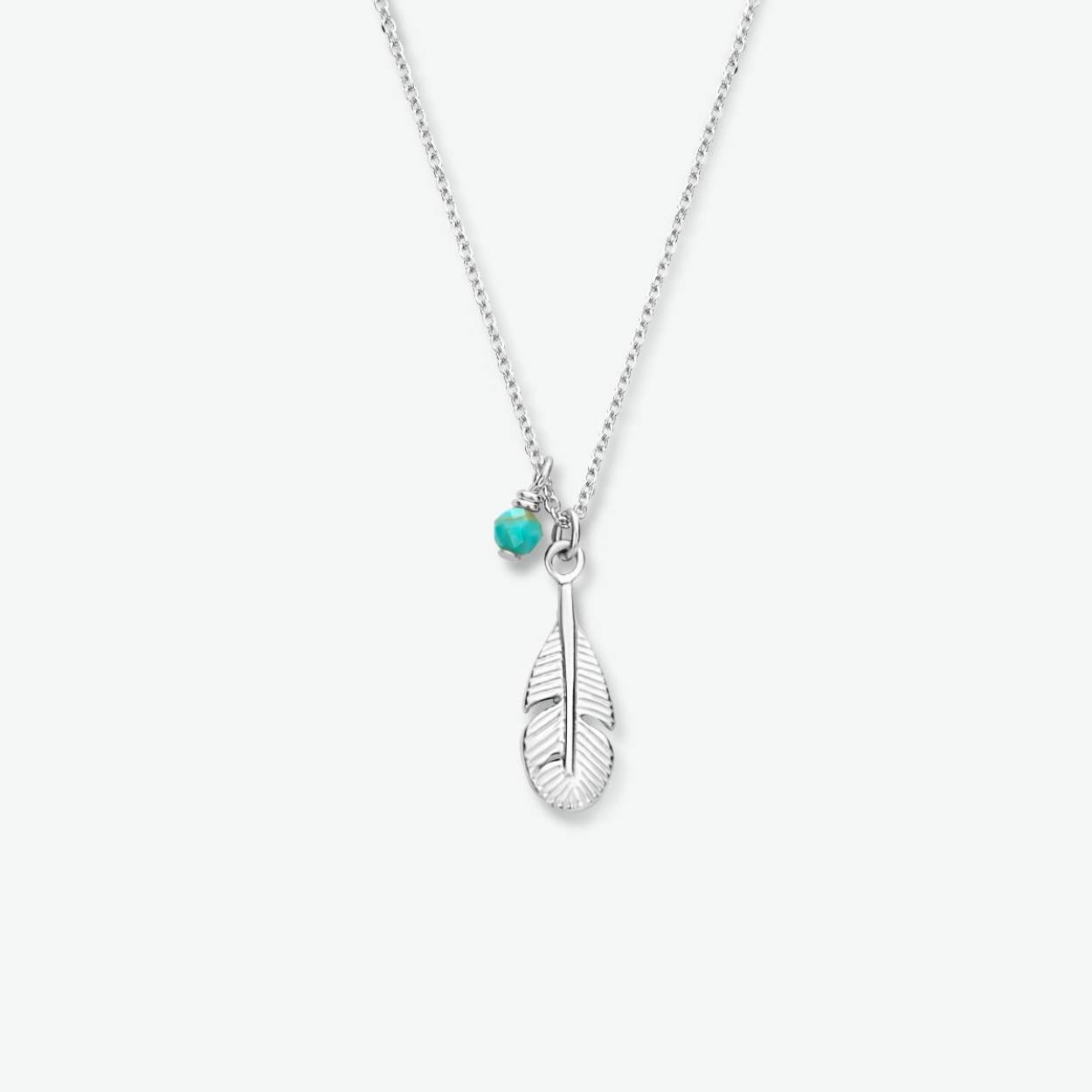 Gerhodineerd 925 zilveren collier uitgevoerd met een hanger in de vorm van een veer. Het collier heeft een draaglengte van 41cm met een extensie van 4cm en een stevige karabijn sluiting. De hanger heeft een afmeting van 16.5x5.5mm.