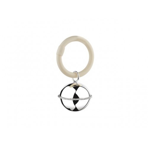 Basis 90 verzilverde rammelaar met een bal met parelrand aan een ring. Een leuk geboortegeschenk voor ieder kind. Nieuw in geschenk verpakking. De verzilverde bal met ring is 9 cm hoog. De bijtring is van kunststof.