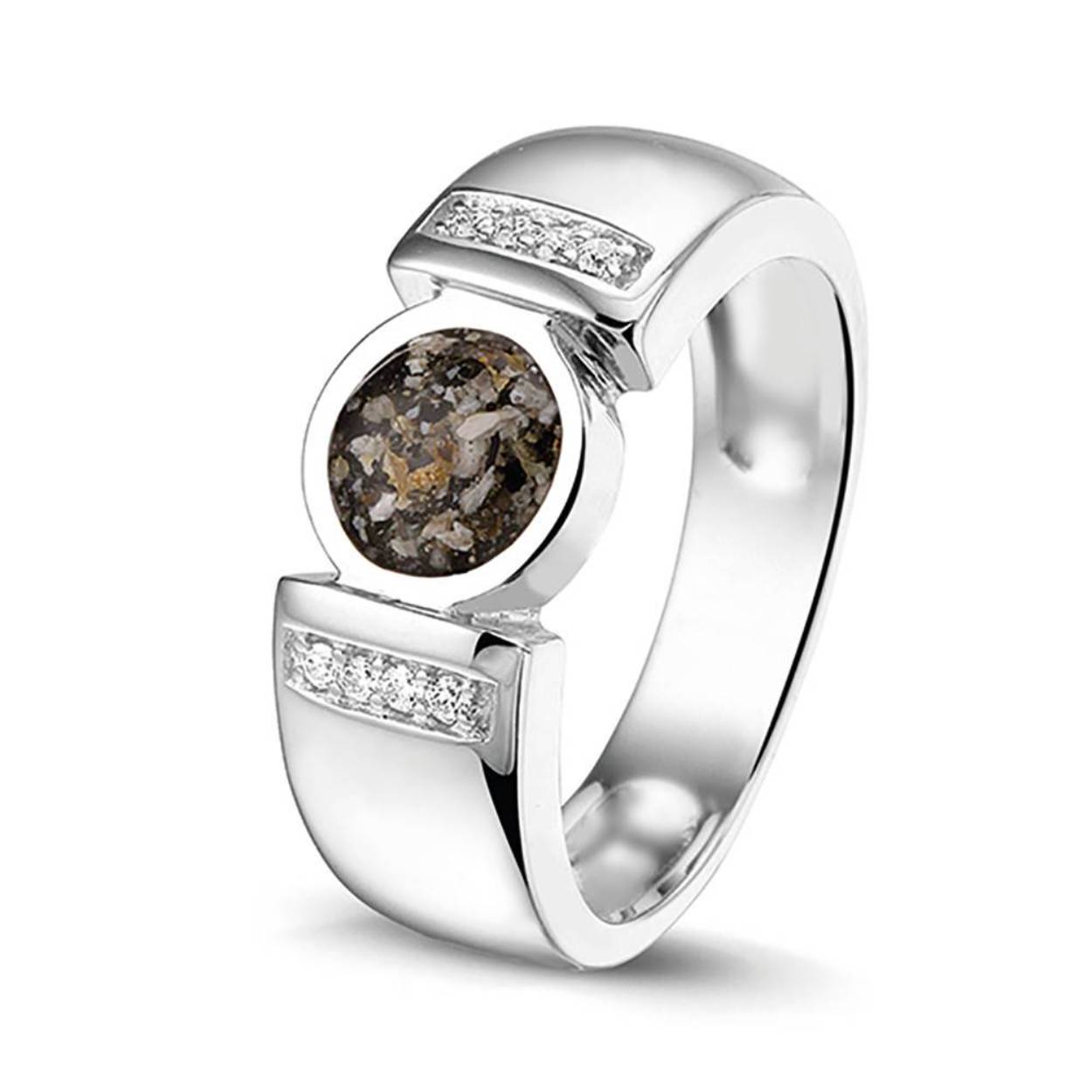 Ring met askamer en aan beide zijden van de askamer zirkonia , maat 50.