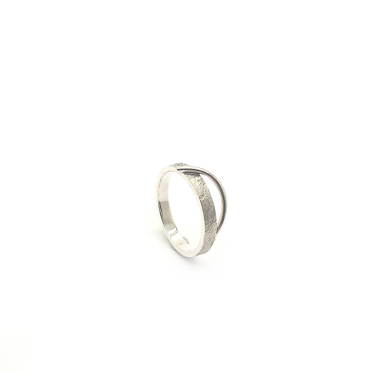 Deze verfijnde zilveren ring zal jou echt prachtig staan. De structuur creëert een contrast met de glanzende baan die omhoog wijst. Deze baan doorbreekt de strakke en rechte lijnen in de ring voor een speels effect.

Maak een afspraak en kom deze ring passen! Of bestel haar gelijk, dan sturen we deze mooi verpakt naar je toe.