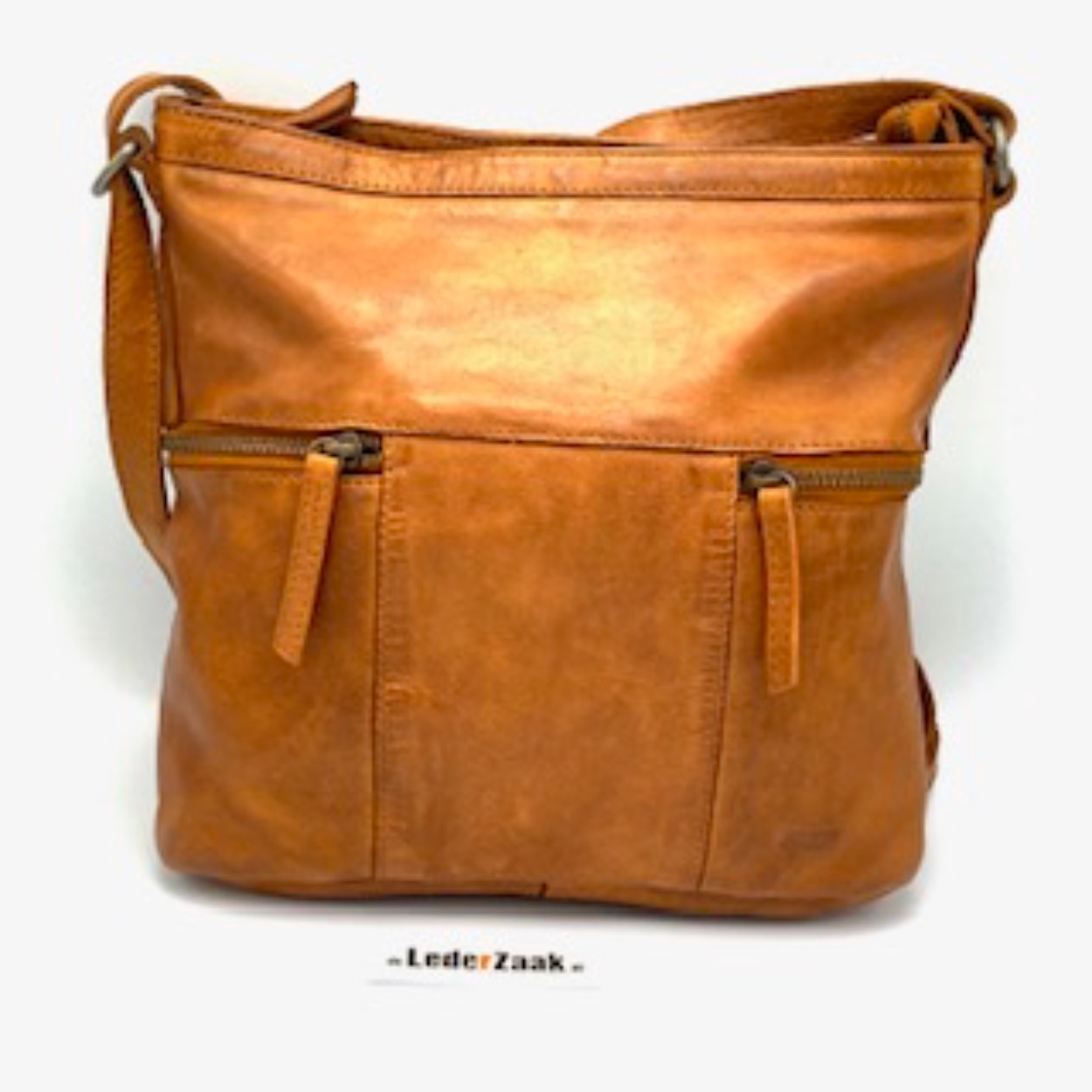 De BearDesign Chessi schoudertas Cognac, modelnummer CL 35556, is een stijlvolle crossbody tas. Gemaakt van hoogwaardig materiaal, biedt deze tas zowel functionaliteit als elegantie. Perfect voor dagelijks gebruik. Draag hem als crossbody voor een casual look of over één schouder voor een meer formele stijl. Ideaal voor elke gelegenheid, met genoeg ruimte voor al je essentials.
ijne licht gewicht lederen schoudertas .

Producteigenschappen:
- achter rits
- 2 ritsen aan de zijkant
- verstelbare schouderriem
- binnenrits
- vak voor telefoon

Afmetingen:
Hoogte 25cm x breed 25cm x diep 8cm