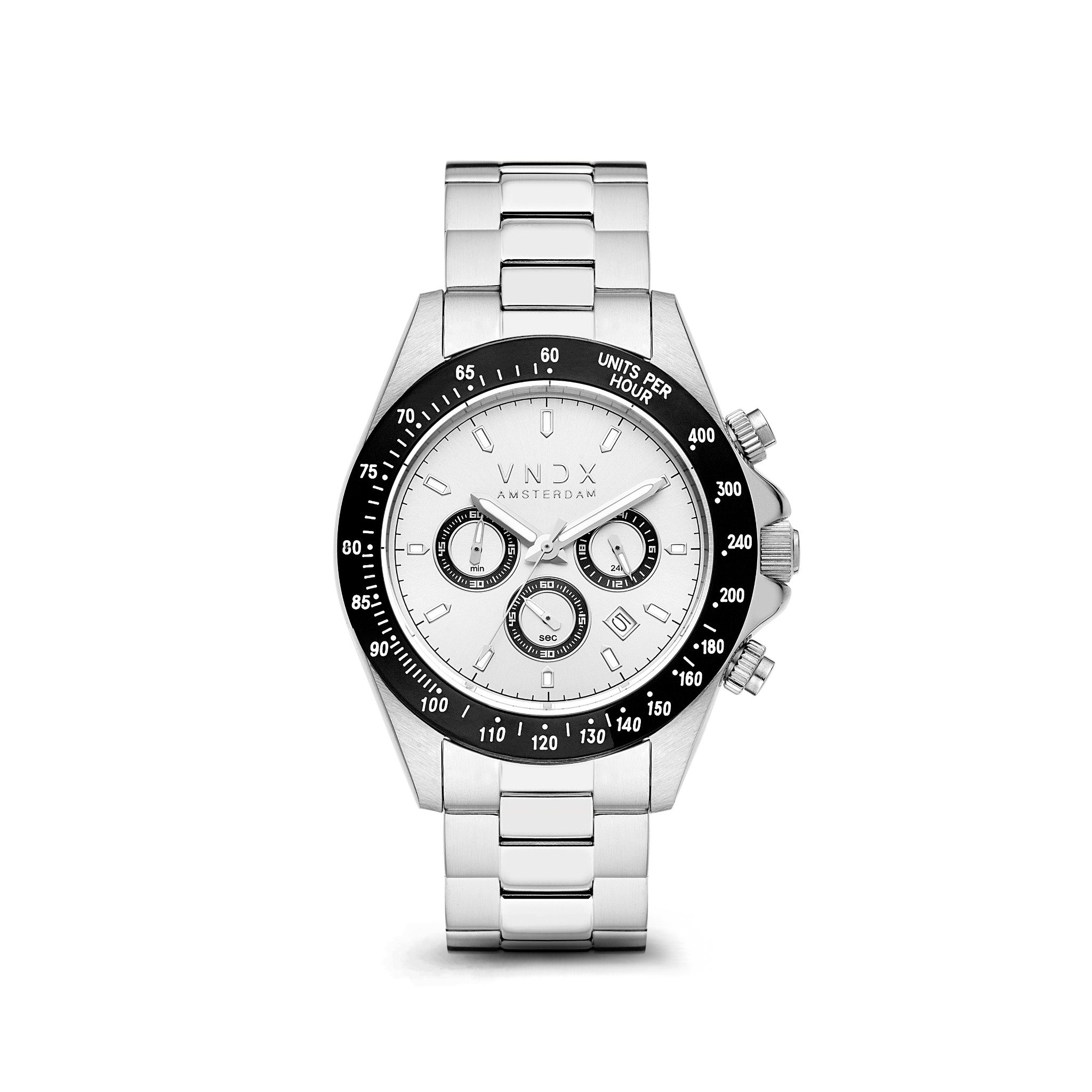 Stoer, mysterieus en sterk. Met deze Dark DJ Silver Edition heb je een stoer en modern massief stalen horloge om je pols. De kast en band zijn van staal, om de witte wijzerplaat met chronometers zit een stoere zwarte ring. Ben de DJ van je eigen leven, leef volgens je eigen regels. Never too late to start!