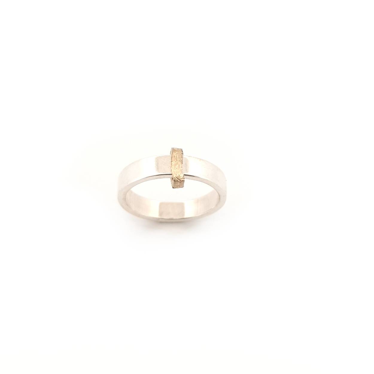 Minimalisme met subtiel detail. 

De bewerkte gouden bedel heeft een ruwe structuur en zit los om de gladde ring. 

Maak een afspraak en kom deze ring passen! Of bestel haar gelijk, dan sturen we deze mooi verpakt naar je toe.