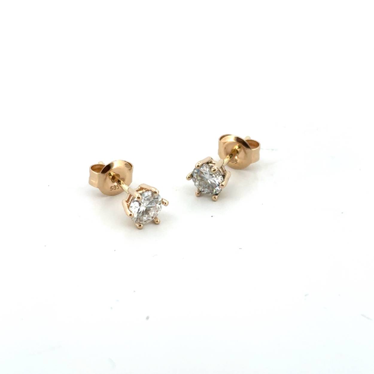 Wil je stralen? Dan zijn deze oorstekers zeker iets voor jou! Met 5mm grote edelstenen (moissaniet) in een chaton zetting schitteren ze als een sterrenhemel. 

Maak een afspraak en kom deze oorbellen passen! Of bestel ze gelijk, dan sturen we deze mooi verpakt naar je toe.