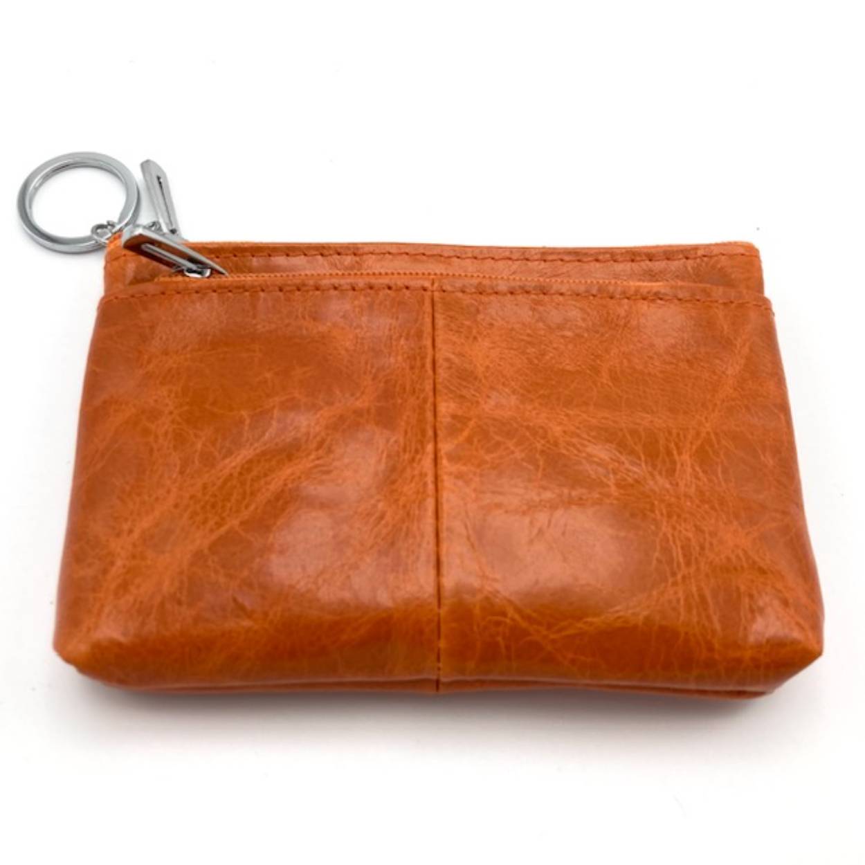 Lederen sleuteletui voorzien van voor en achterrits . Onder de toprits zit een ketting met ring en vakje voor pasjes.

Afmetingen:
Hoogte 9cm x Breed 13cm x diep 0.5cm