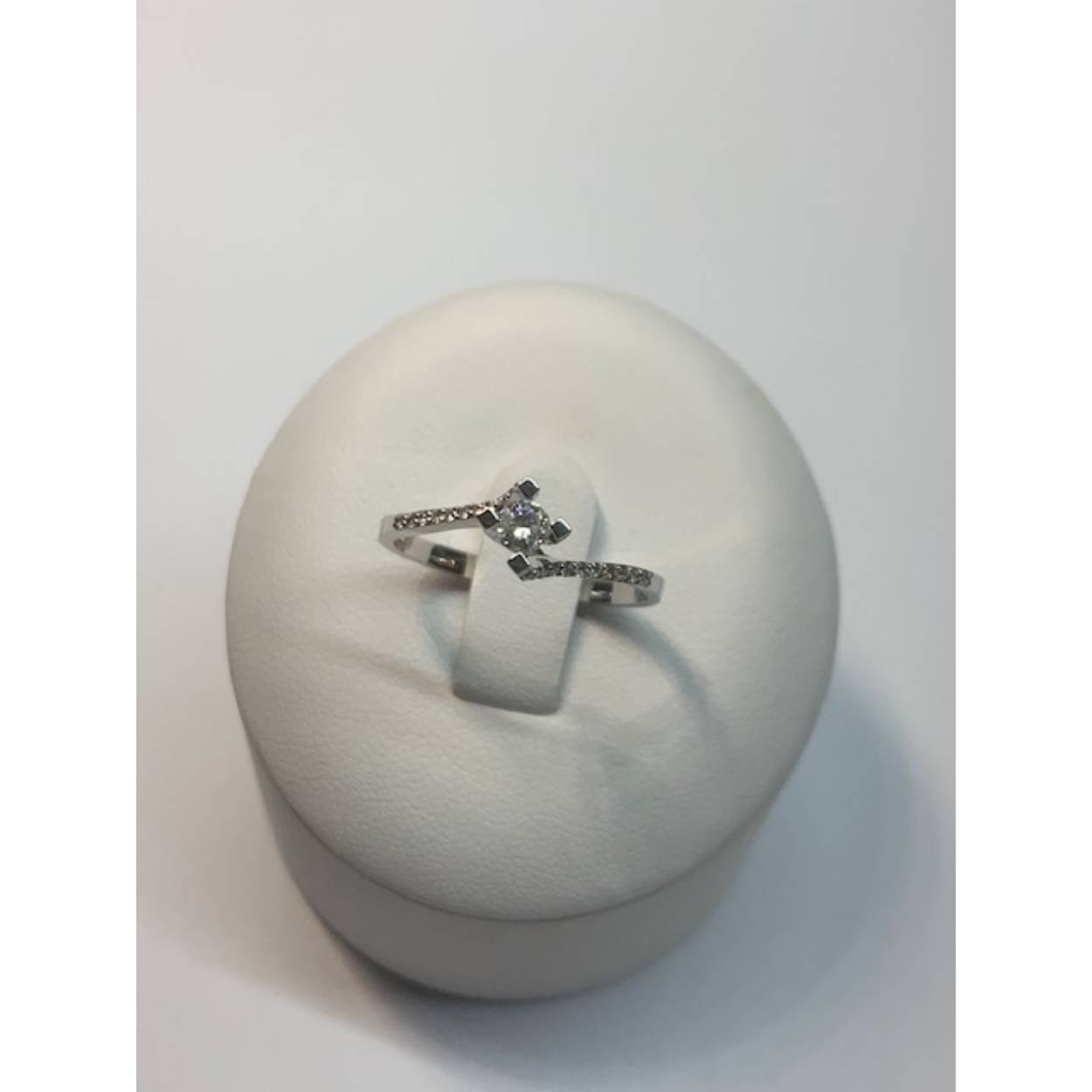 14 Karaat wit gouden ring bezet met briljant geslepen diamanten in klauwzetting. 