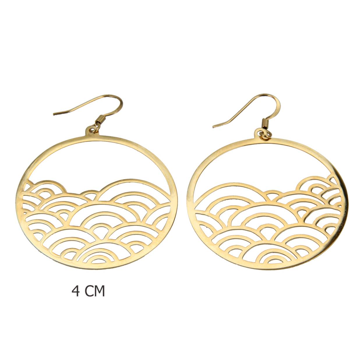 Gouden oorbellen voorzien van haakjes en een ronde wave hanger. Gaat jaren mee, irriteert niet en geeft niet af. 