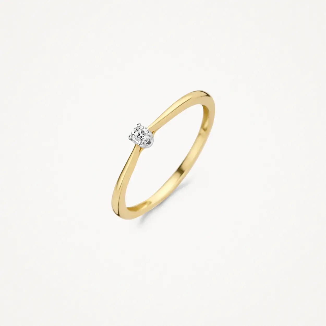 Een sprankelende, briljant geslepen diamant in chatonzetting siert deze tijdloze ring van 14k geel en -witgoud. De band heeft een doorsnee van 1,7 mm en de diamant heeft een karaatgewicht van 0,06. Prachtig als solitair of in combinatie met andere ringen uit onze collectie.