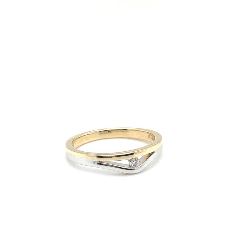 Bicolour ring met diamant.