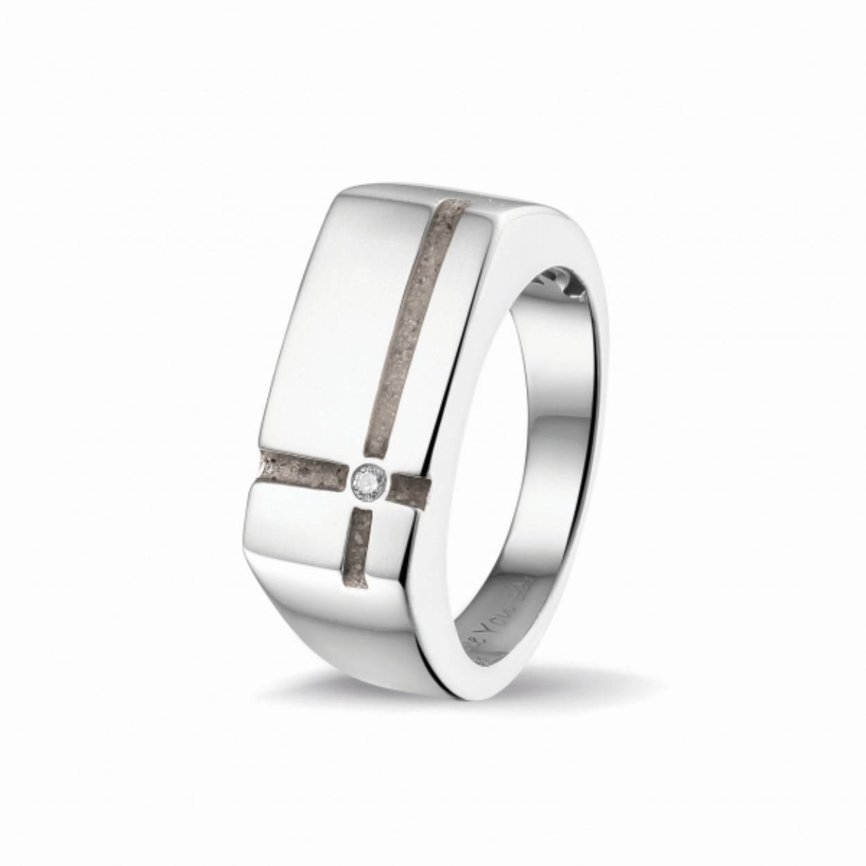 Zilveren ring met zirkonia. De ring wordt zichtbaar aan de voorkant gevuld met as die wordt vermengd met onze speciale hars in de gewenste kleur. Er zijn 2 aparte ascompartimentjes. 
Breedte: 6 mm. De breedte van de ring is 9 mm bovenop.
Ook verkrijgbaar met diamant (meerprijs), in geel-, wit- of roségoud (meerprijs). Zie ook onze informatie onder het kopje "sieraden" en dan doorklikken naar "gedenksieraden".