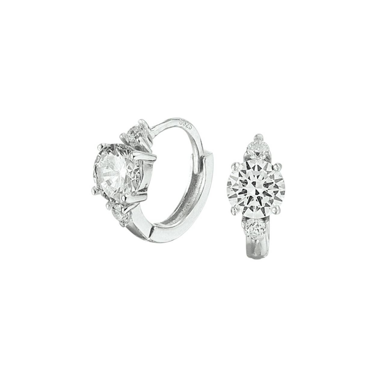 Gerhodineerd zilveren klapoorringen uitgevoerd met 3 schitterende zirkonia stenen. Deze klapoorringen sprankelen je tegemoet en geven je look direct een chique uitstraling.