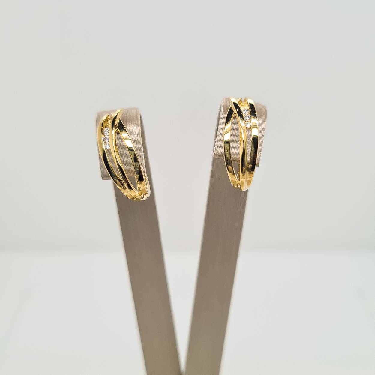 Prachtige 14 karaat gouden oorsieraden met diamant, 0.05crt. 