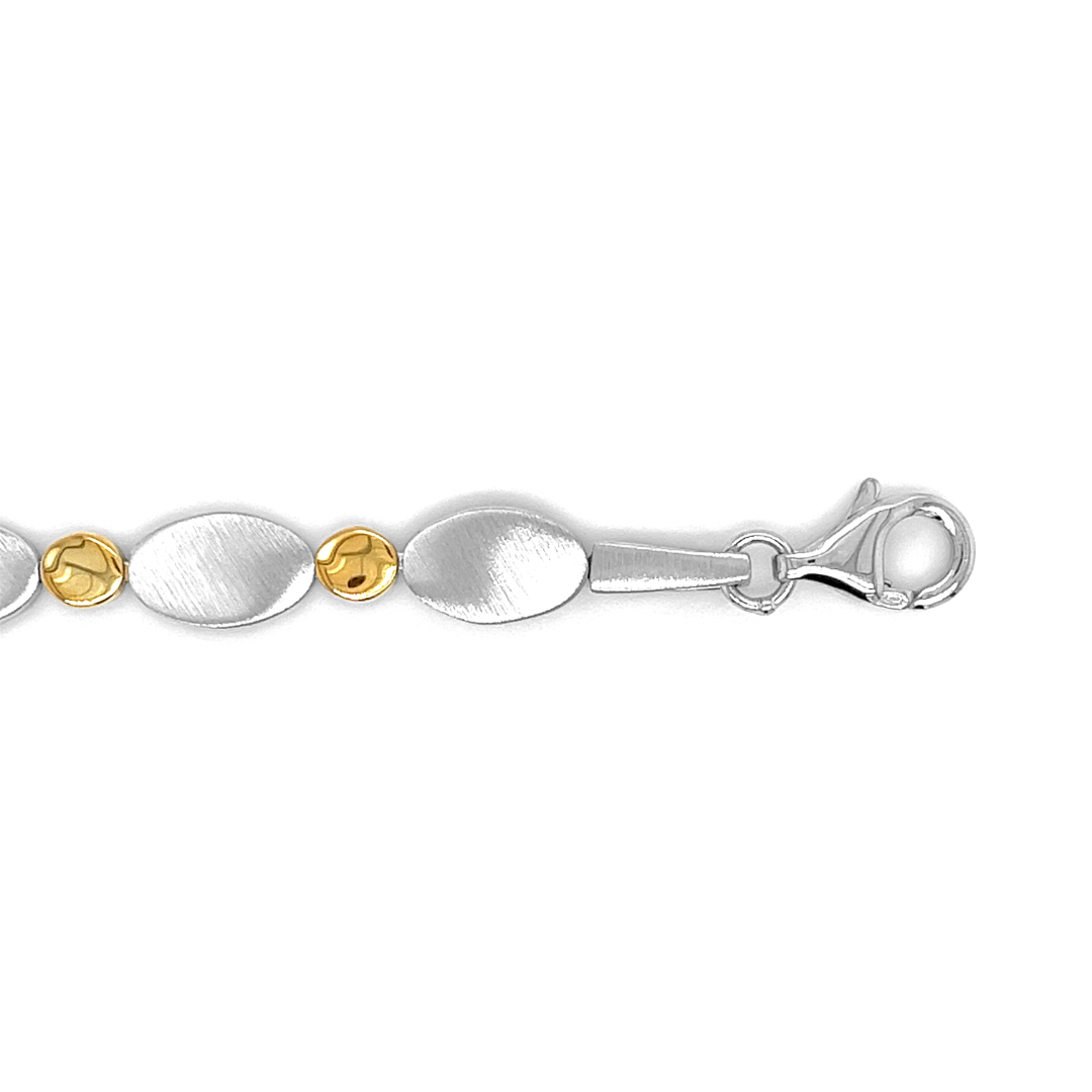 Deze armband is gemaakt van 925 zilver. De armband is gedeeltelijk gematteerd en gedeeltelijk glad gepolijst, de combinatie van mat/ glans geeft deze armband een erg mooie uitstraling. De glanzende schakels zijn zilver verguld (goudkleur). Ook heeft de armband een stevig karabijnslot.
