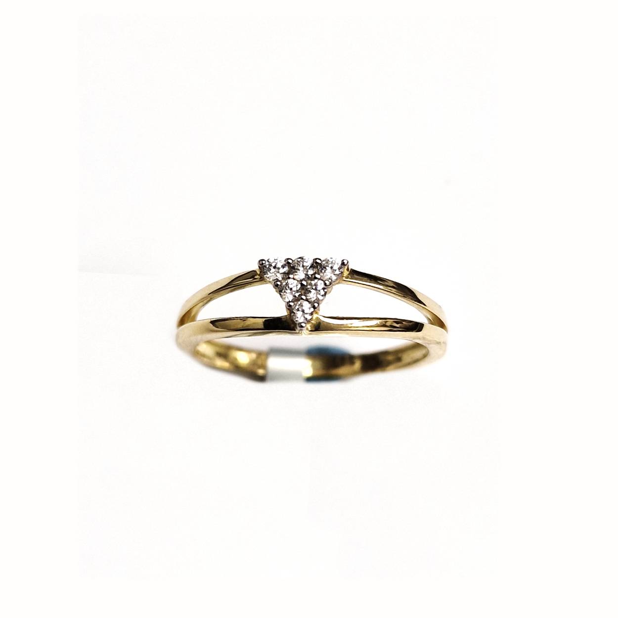 Ring met zirkonia in driehoek gezet.