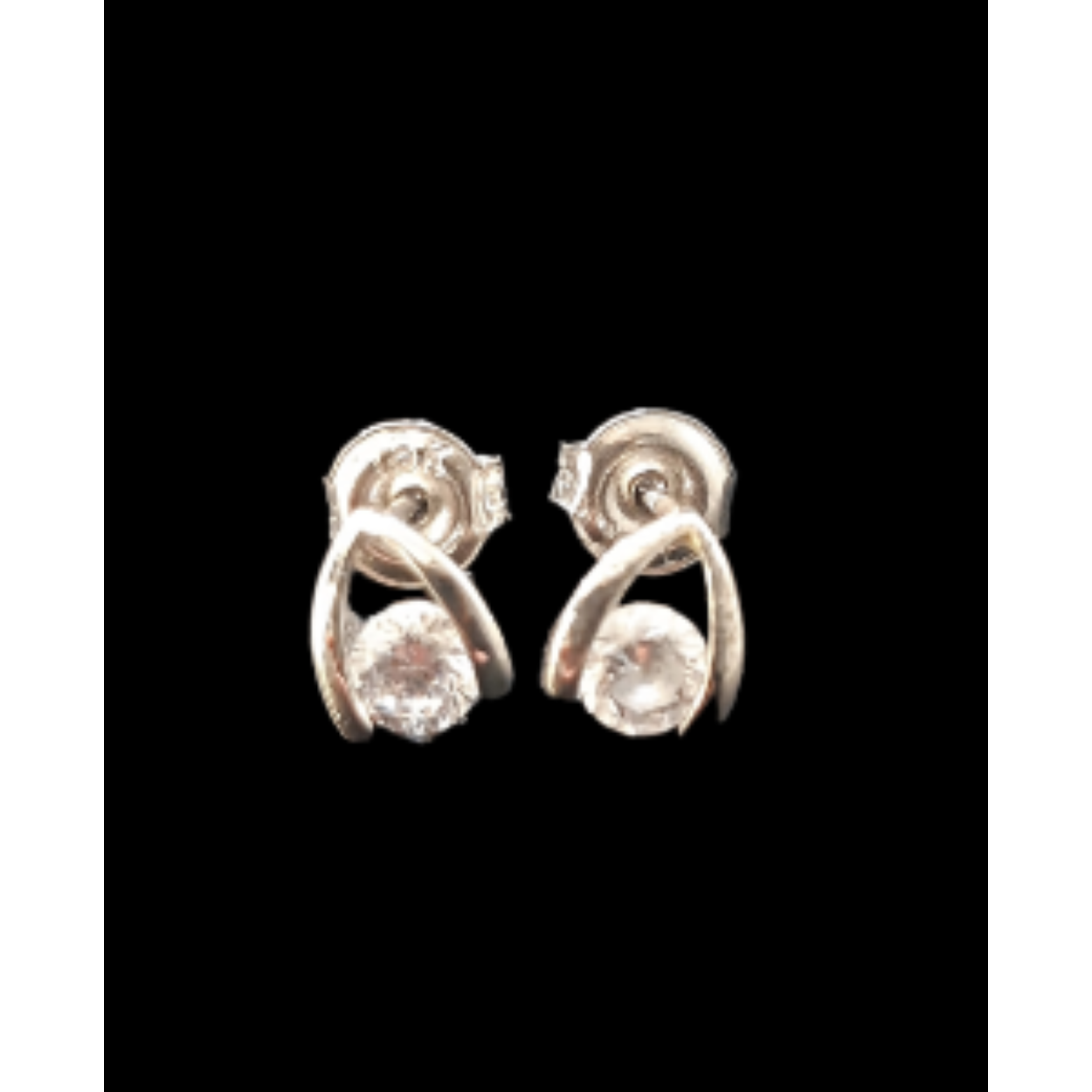 De witgouden oorknop BREA-0002529 bevat 18kt goud met stenen. Dit stijlvolle sieraad is vervaardigd uit 18-karaats goud en heeft een glanzende afwerking. De oorbellen zijn 5 mm breed en wit van kleur. Draag deze elegante studs dagelijks voor een verfijnde look of bij speciale gelegenheden voor extra elegantie. Perfect voor elke gelegenheid!