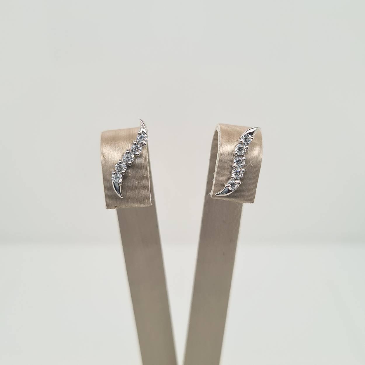 Beschrijving: Deze chique witgouden oorknoppen met een rij van zirkonia zijn perfect voor een speciale avond. Perfect te combineren met andere sieraden met deze oorknoppen steel je de show! De oorknoppen hebben een afmeting van 13 x 3.0mm.
Verpakt per: 1
Doelgroep: dames
Breedte: 3 mm
Hoogte: 13 mm
Zetting: alliance (rijzetting)