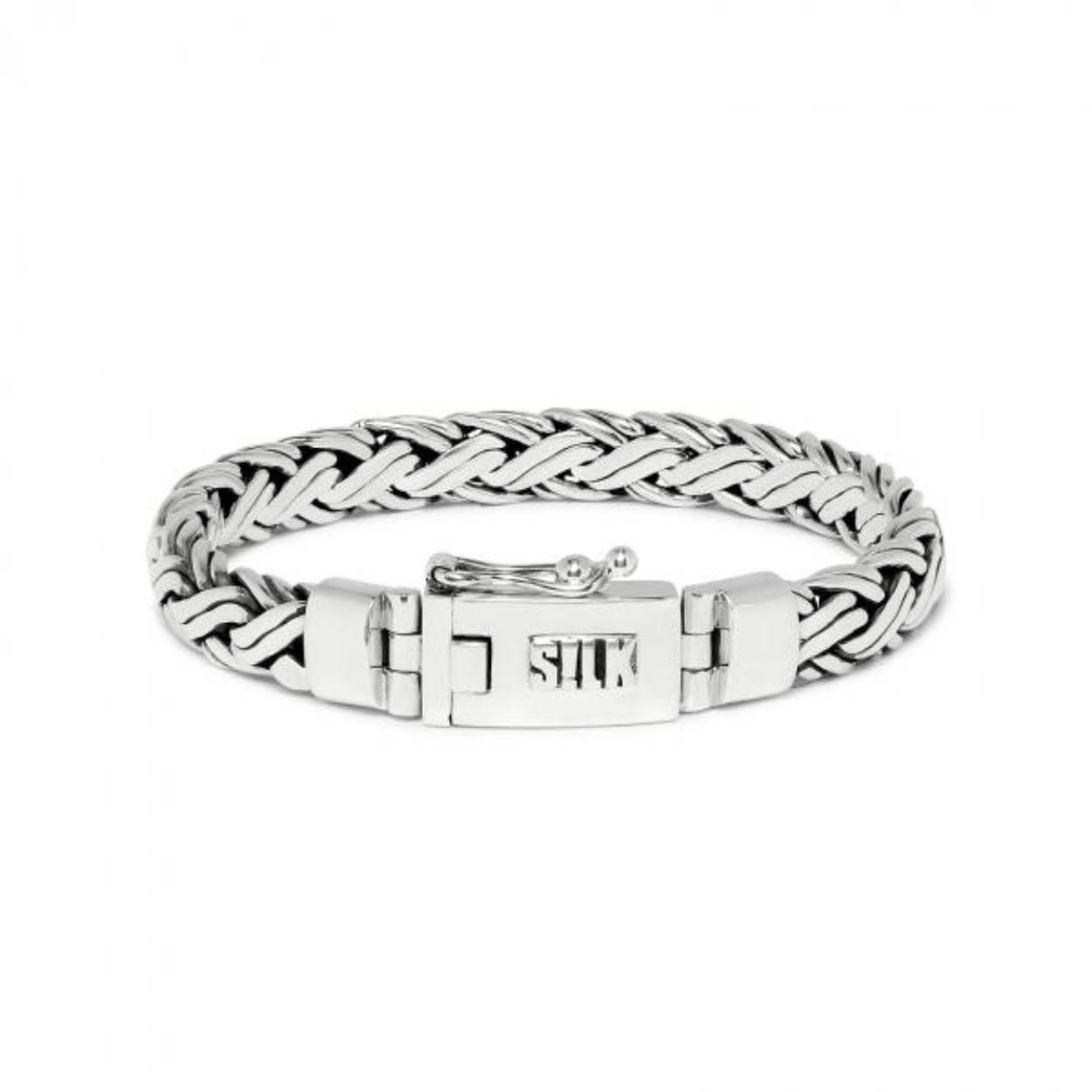De Double fox collection 346 armband van SILK is een zeer mooi vossenstaart structuur gevlochten zilveren armband. De armband heeft een in elkaar geweven structuur waardoor de armband soepel om de pols draagt. Deze Double fox collection armband combineert qua vlecht structuur perfect met een Double fox collection ring van dezelfde structuur. De armband wordt in een mooie luxe geschenkverpakking verpakt.