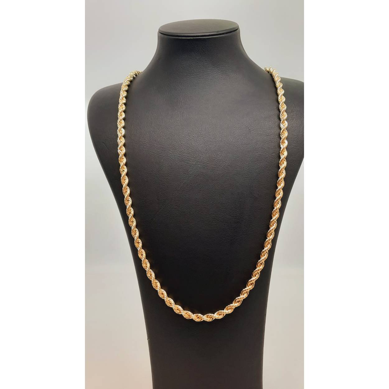 De gouden rope ketting model BREA-JOY-0004010 is een luxueuze 18kt halsketting van 60 cm met een breedte van 4,5 mm. Gemaakt van 18-karaats goud, heeft deze ketting een glanzende afwerking en weegt 13,8 gram. Draag het als een elegant accessoire voor elke gelegenheid. Perfect voor zowel dagelijks gebruik als speciale gelegenheden.