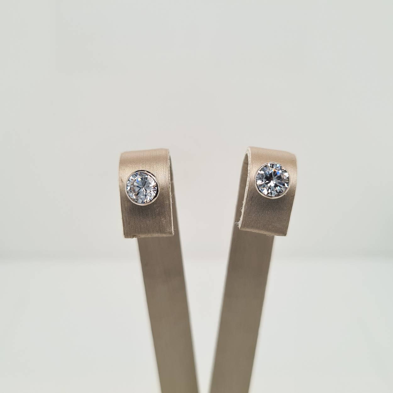 14krt witgouden oorknoppen met een briljant geslepen zirkonia van 5mm uitgevoerd met een stevige poussette sluiting.