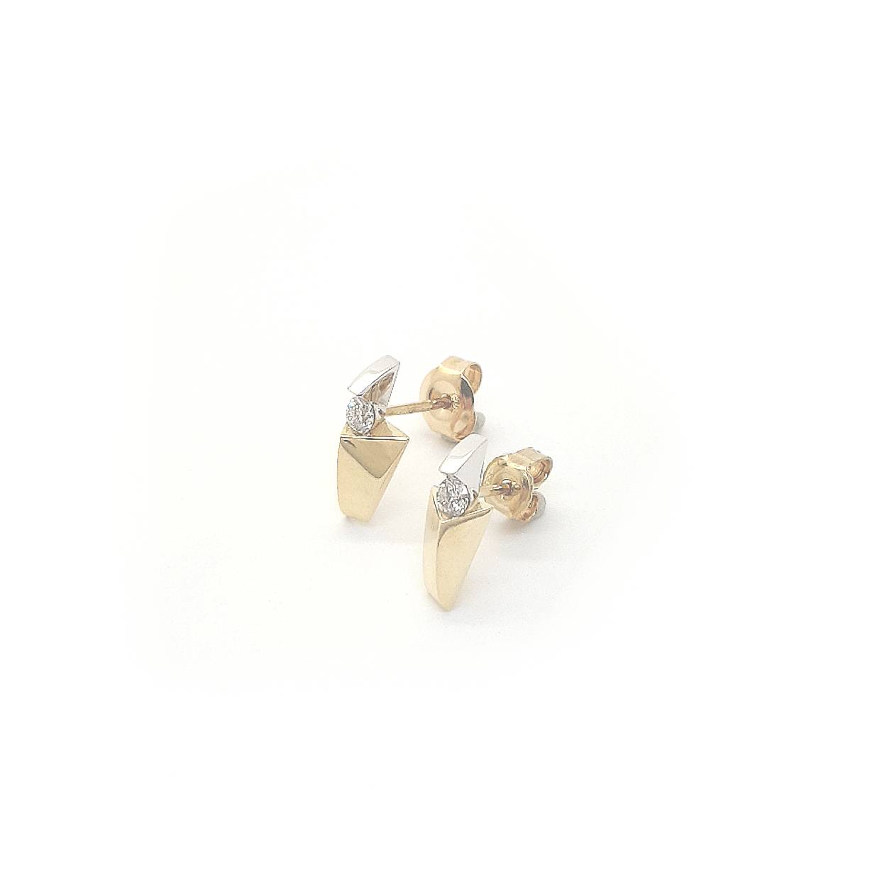 Deze prachtige Bicolor oorstekers zijn perfect voor jou!
De oorstekers hebben een prachtige diamant, gezet tussen geel- en witgoud. Zo passen de oorstekers uitstekend bij elke look! 