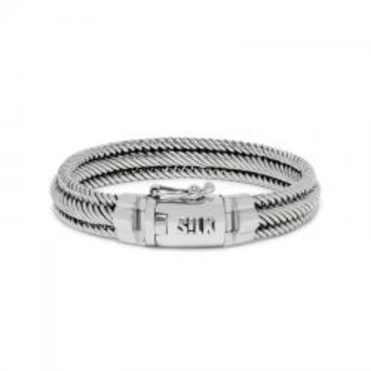 Dit tijdloze zilveren armbandje van SILK bestaat uit fijne in elkaar gevlochten draden in een Franse Gourmet structuur waardoor het armbandje zich zeer soepel om de pols vormt. De stijlvolle armband is 1cm breed.