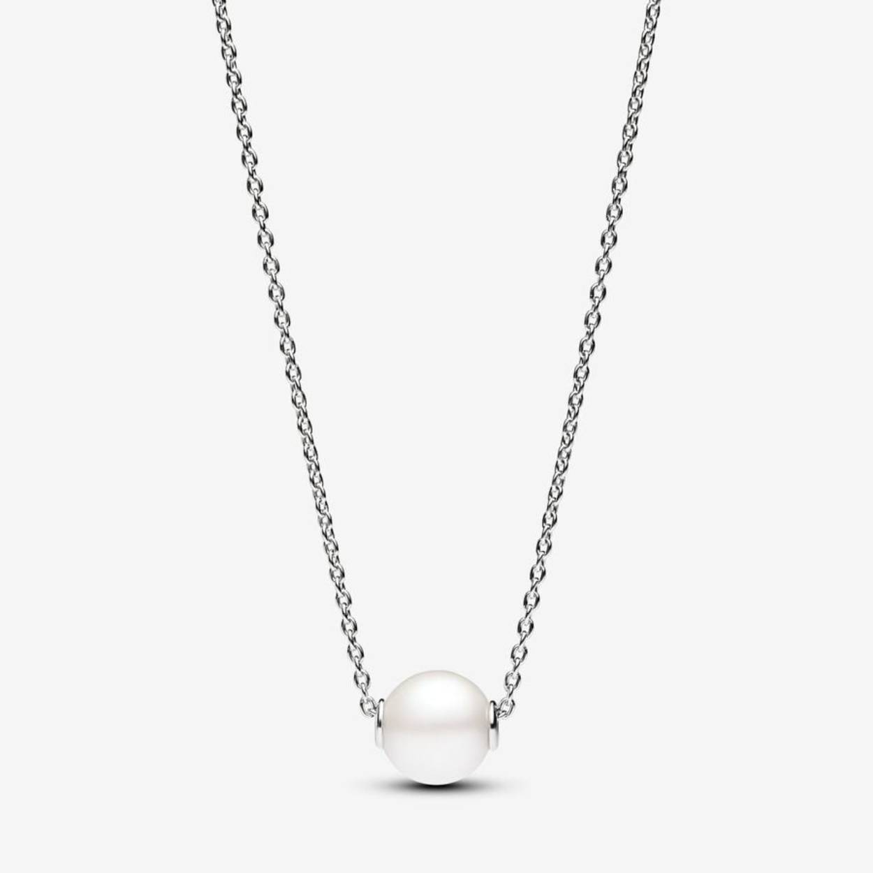 Til je stijl naar een hoger niveau met ons collier met behandelde gecultiveerde zoetwaterparel uit onze Pandora Timeless Collection. Dit sterlingzilveren sieraad heeft een verstelbare kabelketting met een lumineuze behandelde gecultiveerde zoetwaterparelhanger. Een heldere zirkonia bij de sluiting geeft het sieraad een sprankelend tintje. Deze halsketting vertegenwoordigt een combinatie van klassiek en eigentijds en is dus de perfecte keuze voor zowel casual als speciale gelegenheden. Houd er rekening mee dat elke behandelde gecultiveerde zoetwaterparel uniek is en kan variëren in grootte en kleur; normaal slijtage kan optreden bij dit materiaal. Onze gecultiveerde zoetwaterparels worden behandeld met bleekmiddel en glansverbetering.