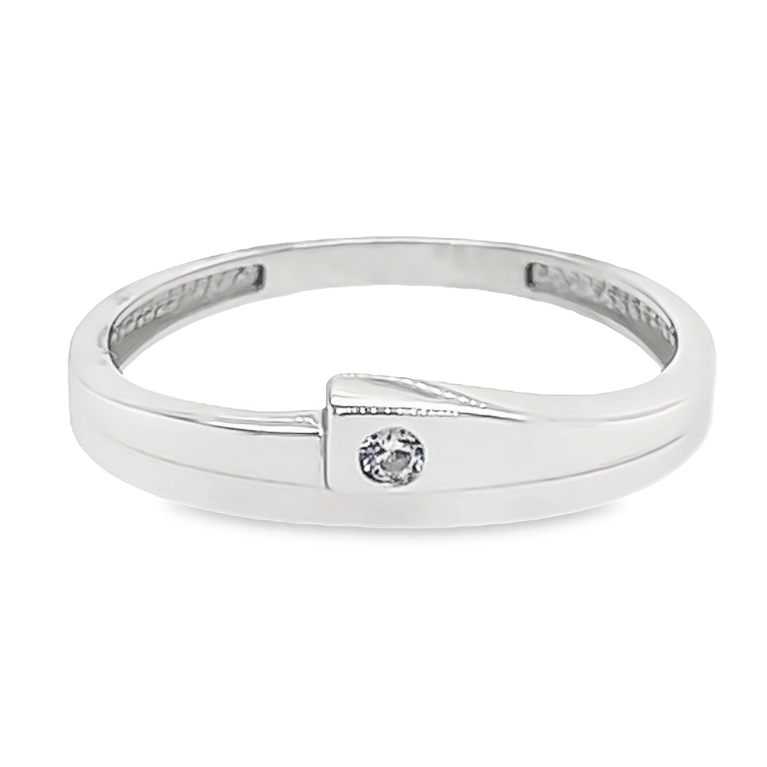 Deze witgouden ring is volledig glad gepolijst. Het fantasieontwerp is bijzonder en zorgt voor een alledaagse uitstraling. De briljant geslepen zirkonia steen zorgt ervoor dat deze ring helemaal compleet is.