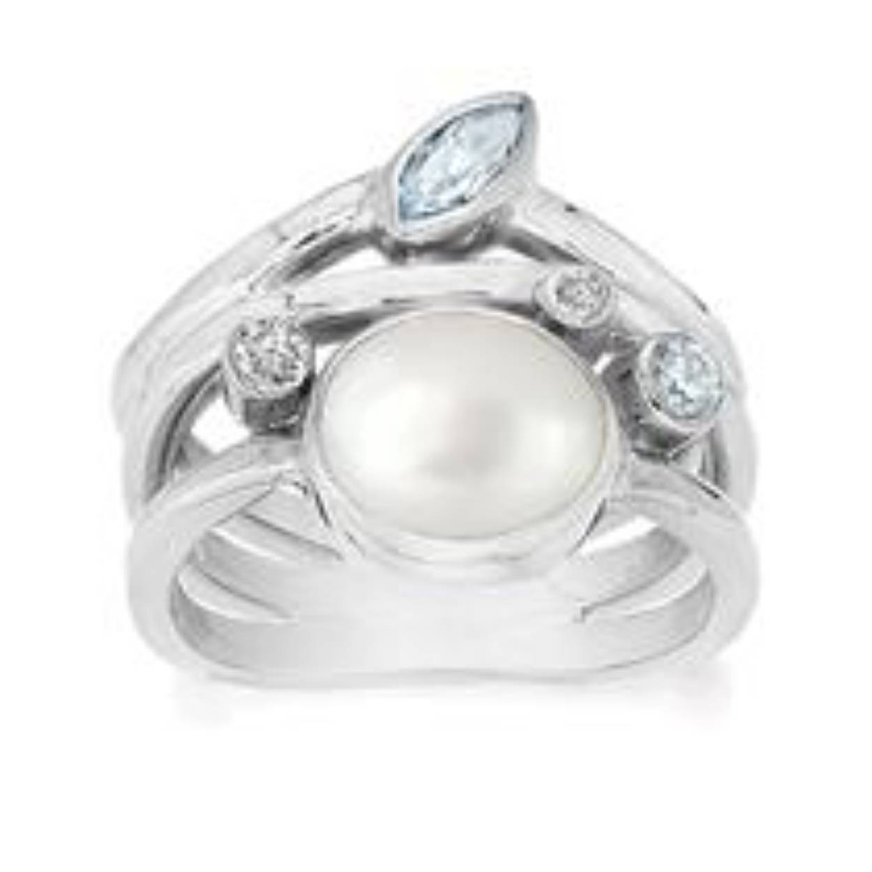 Deze sterling zilveren ring heeft in het midden een mooie witte parel van 10 x 8 mm. De ringband is afgewerkt met twee blauwe topaas stenen van 6 x 3 mm en 3 mm en twee witte topaas steentjes van 2 mm en 2,5 mm.