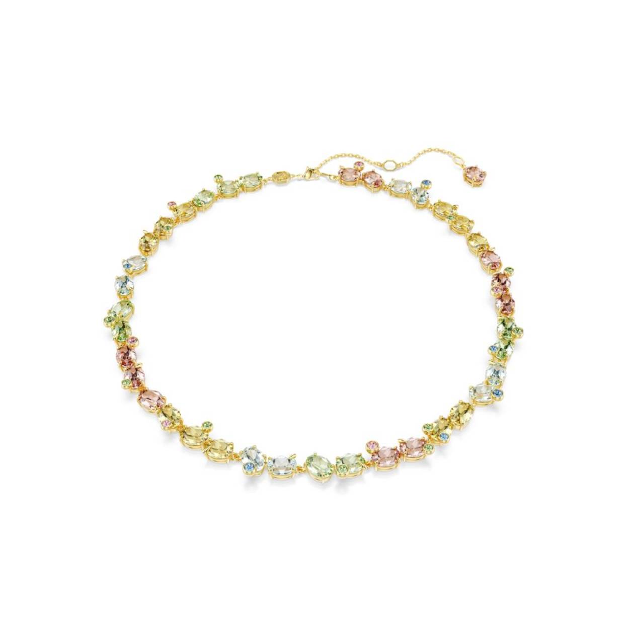 Deze all-around Gema-ketting is een en al kleur en schitterende lichtreflecties en vormt een krachtige statement vol vreugde. Het ontwerp met goudkleurige toplaag is volledig bezet met grote kristallen in meerdere levendige tinten, aangevuld met kleinere kristallen in een speelse ‘bubble’ klauwzetting. Het effect is zowel bruisend als energiek, waardoor u een sieraad hebt dat uw stemming verbetert op uw mooiste dagen.