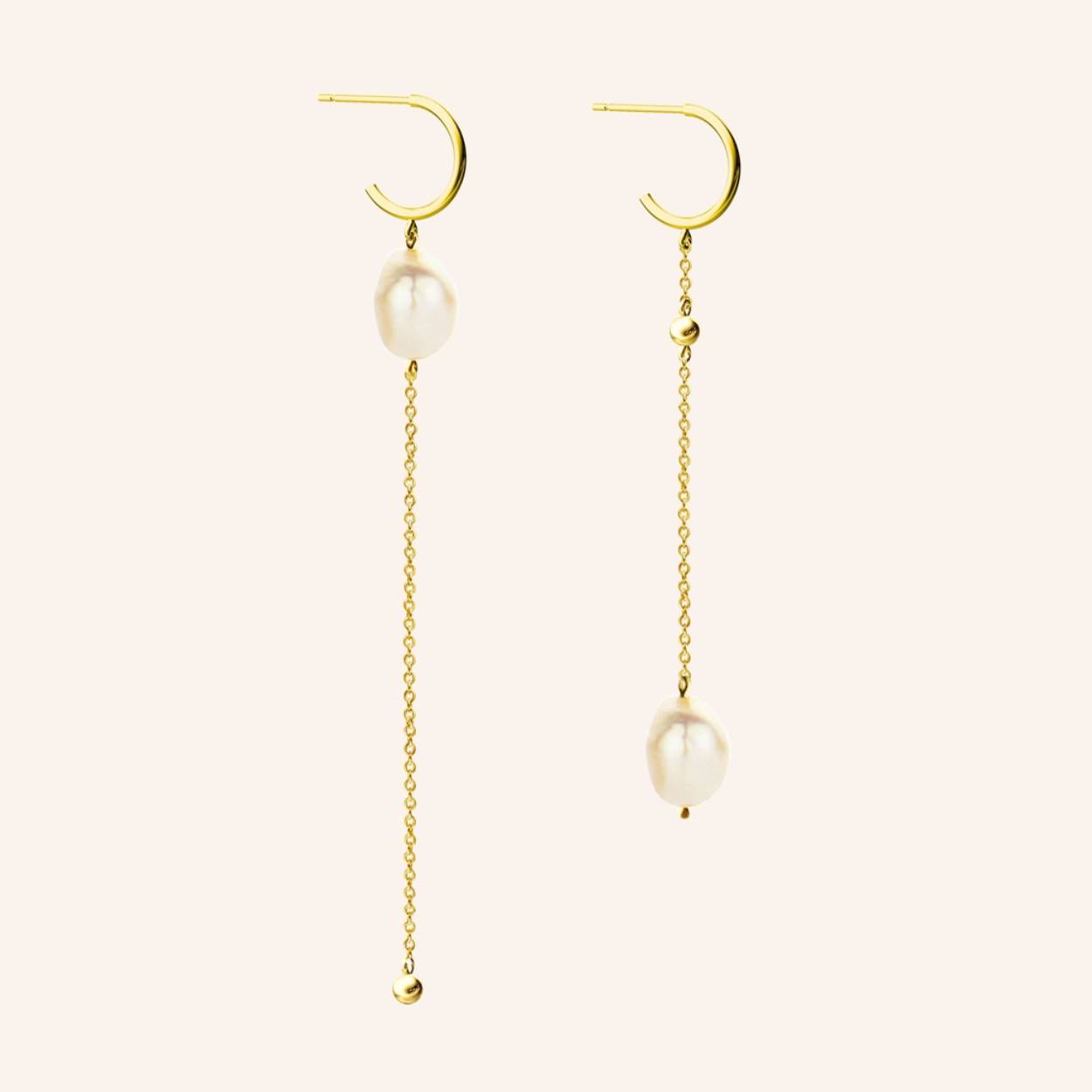 Inspired by the ultimate diva Audrey Hepburn, screen legend in Golden Age Hollywood. Playful asymmetric chain earrings with 2x baroque pearls - extraordinary and always classy.


Ref: M1622 | Earrings | 925 Sterling Silver | 90.00 x 12.00 mm 62.00 x 12.00 mm | Fresh Water Barok Pearl: 2pc