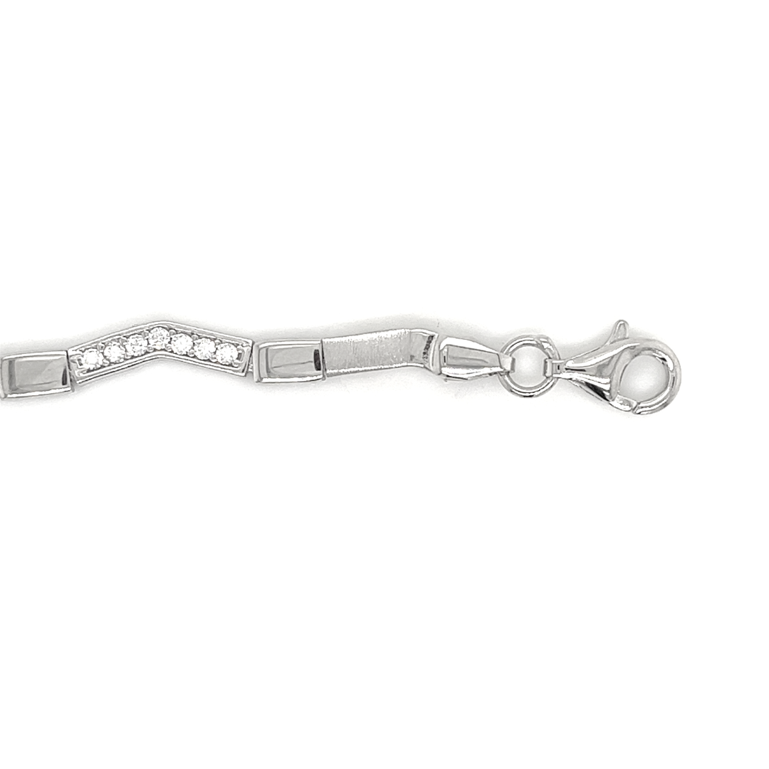 Deze armband is gemaakt van 925 zilver. De armband is gedeeltelijk gematteerd en gedeeltelijk glad gepolijst, de combinatie van mat/ glans geeft deze armband een erg mooie uitstraling. De glanzende schakels zijn vol gezet met zirkonia steentjes. Ook heeft de armband heeft een stevig karabijnslot.