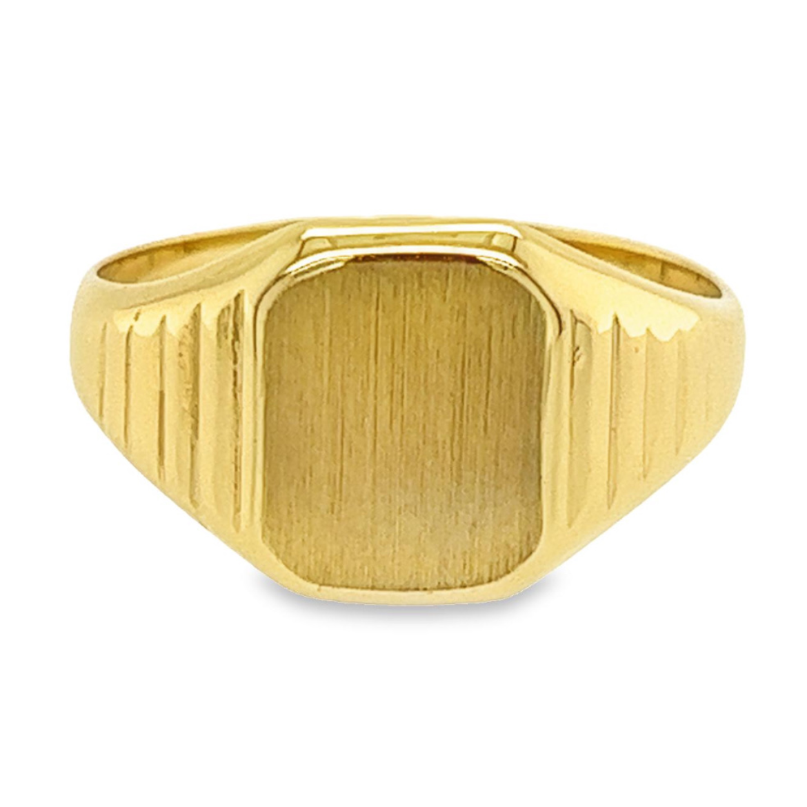 Deze geel gouden monogram ring is erg mooi bewerkt. De bovenzijde is gematteerd en de zijkanten zijn op bijzondere wijze bewerkt. De ring is 'klein' van formaat (zie afmetingen).
