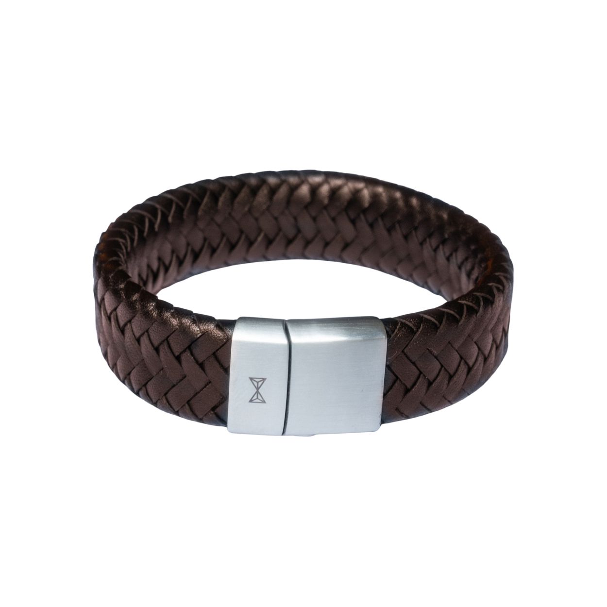 Deze armband is van het merk AZE Jewels. Het is een herensieraad gemaakt van leer. De armband is bruin van kleur.