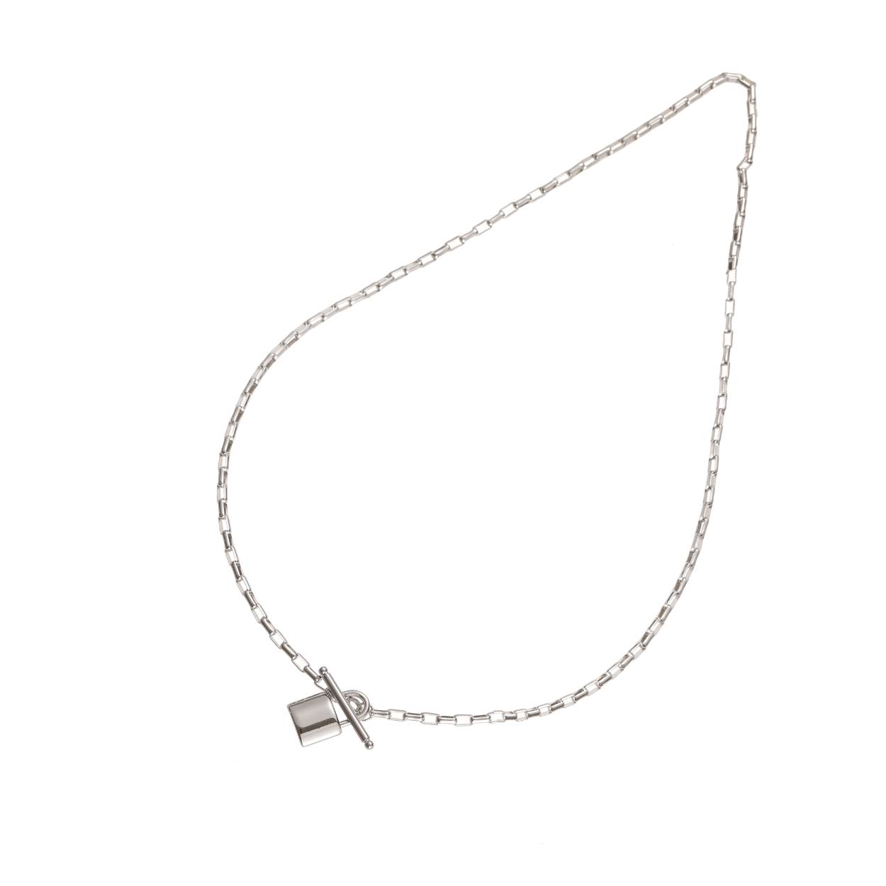 Kettingen
Een ketting is een sterk accessoire. Het maakt een outfit helemaal anders én helemaal af. Op dit moment vind je in onze collectie vooral fijnere stainless steel kettingen – perfect om meerdere kettinkjes samen en bij elkaar te dragen. 
Al onze kettingen zijn gemaakt van hoogwaardig stainless steel. De plating blijft daarom heel lang mooi en je kunt onze kettingen gerust dragen tijdens het douchen en sporten. Onze stainless steel kettingen herken je makkelijk aan de kraftbruinen kaartjes op onze molens.