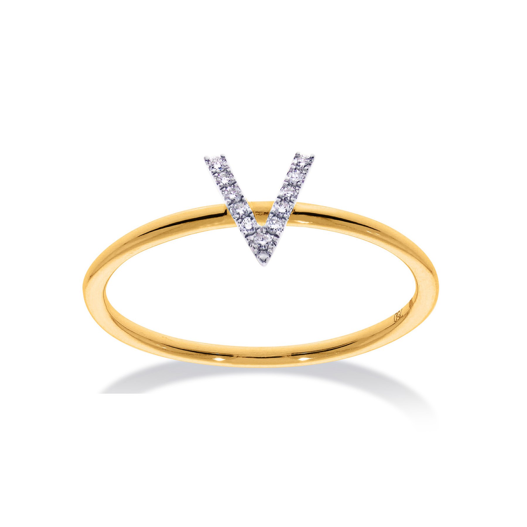 Deze stapelbare letter ring (letter V) van Culet in geelgoud met diamanten heeft 13 diamanten, met een totaal van 0,05 karaat in 18 karaat geelgoud. Prachtig te combineren met andere ringen uit de Culet collectie. 