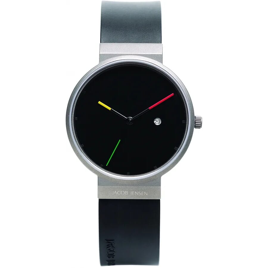 Dit mooie en minimalisme uitstralende horloge heeft een kastdoorsnede van 35 mm en heeft een band van rubber in de kleur . De kleur van de wijzerplaat is zwart en de kast van het horloge is zwart. Dit Jacob Jenzen horloge is analoog uitgevoerd en heeft een kwaliteitsuurwerk. Het horloge is tot 3 ATM waterdicht en is een echte functionele eyecatcher.