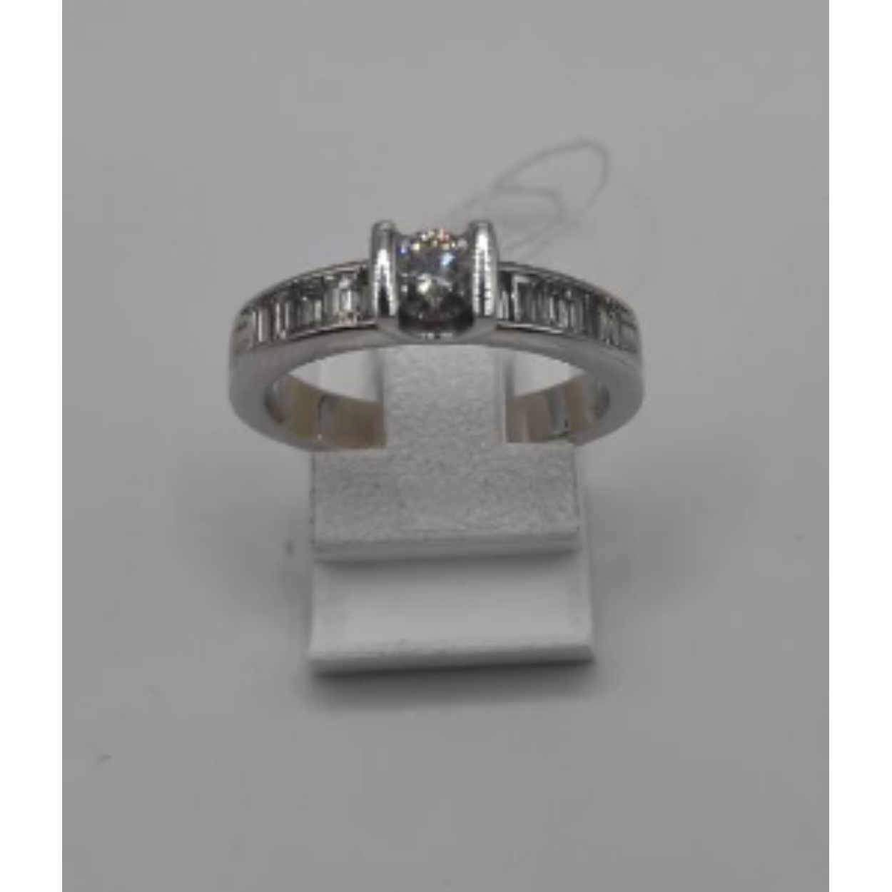 Wit gouden ring met diamanten