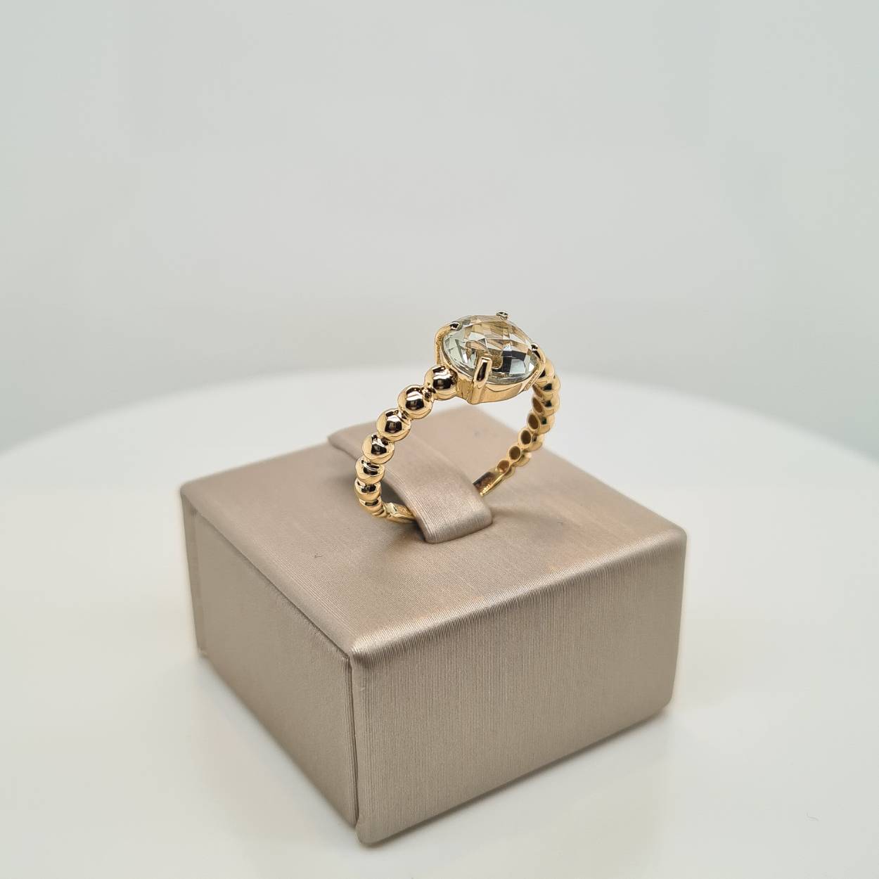 Prachtige 14 karaat gouden ring bezet met citrien. De maat van de ring is 53. 