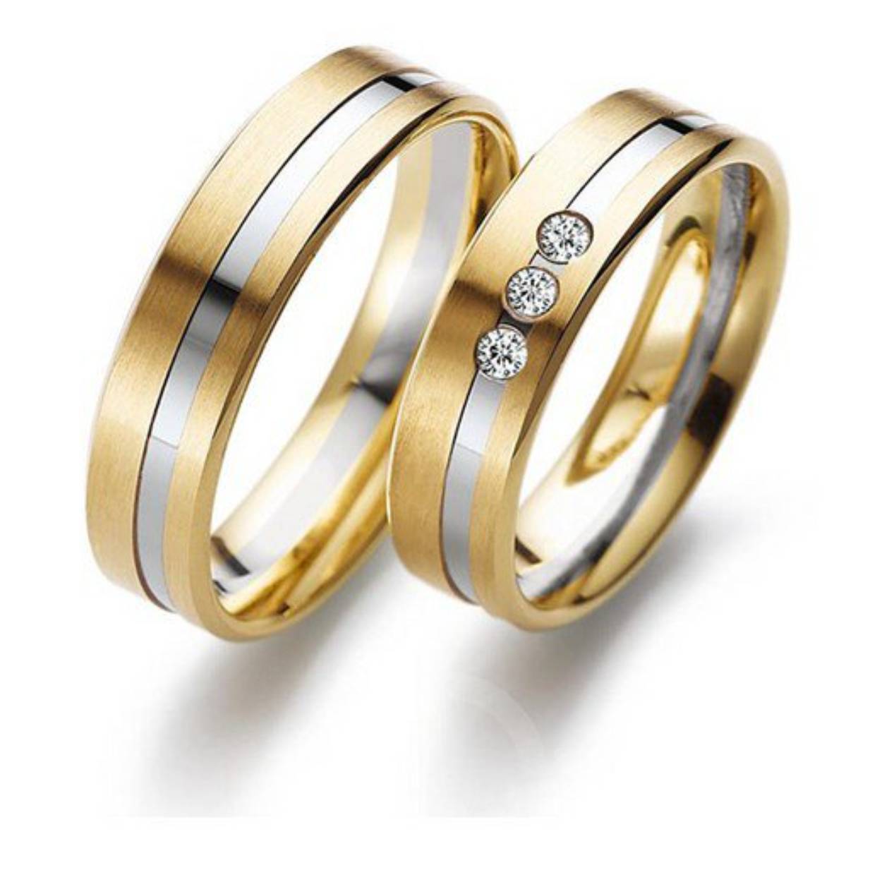 14 karaat bicolor trouwringen  G/W/G, 5.5 mm De damesring is gezet met in totaal  0.06crt briljant.
Prijs is op aanvraag