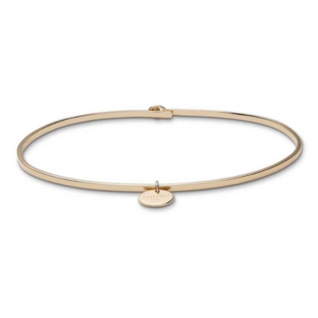 Deze zilveren vergulde bangle armband heeft een subtiele oogsluiting en is geaccentueerd met het Rosefield bedeltje. De armband is beschikbaar in maat Small 17.5cm