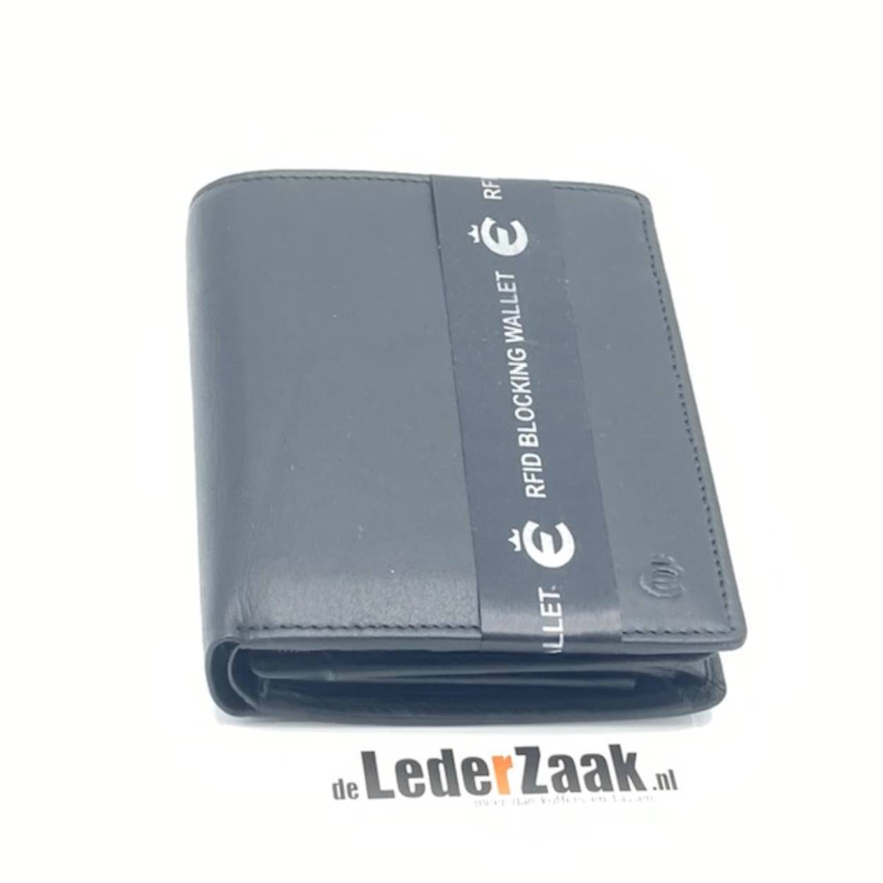 Uitgerust met een RFID folie, card safe systeem waardoor pasjes niet uit portemonnee kunnen vallen ,
geheimvak voor  grote biljetten en 12 kaartjes kunt u hierin opbergen.

Afmetingen:
Hoogte 12cm x breed9.5cm x diep 2.5