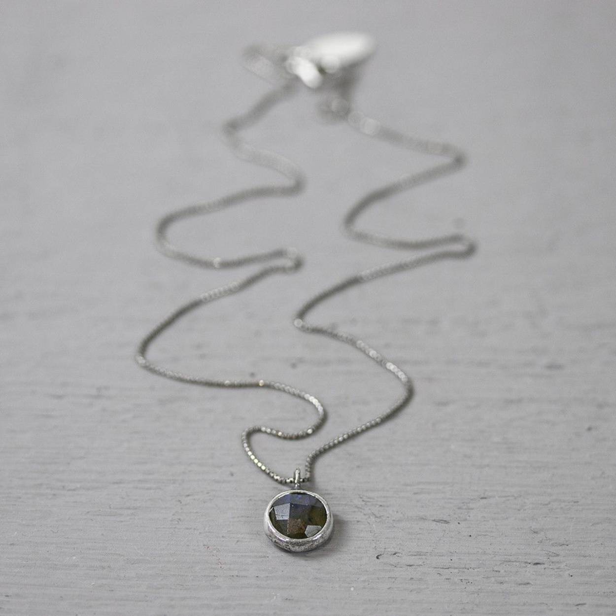 Collier gemaakt van 925 geoxideerd sterling zilver met daaraan een hanger van Labradoriet.