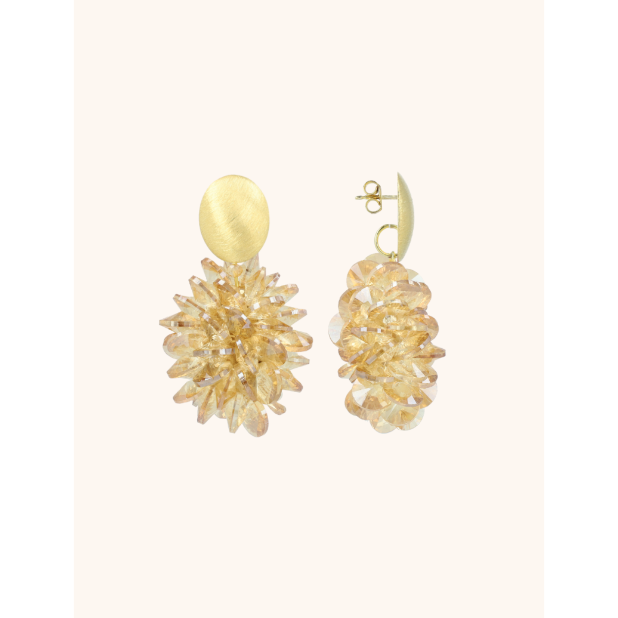 Waardeer en bekijk de verfijning en elegantie met de Beige Oorbellen Thick Oval Crystal Sequins Sam van LOTT. gioielli. Deze betoverende oorbellen, zijn een perfecte aanvulling op je sieradencollectie. Met hun dikke ovale vorm en sprankelende kristalsequins, stralen deze oorbellen een tijdloze charme uit. 