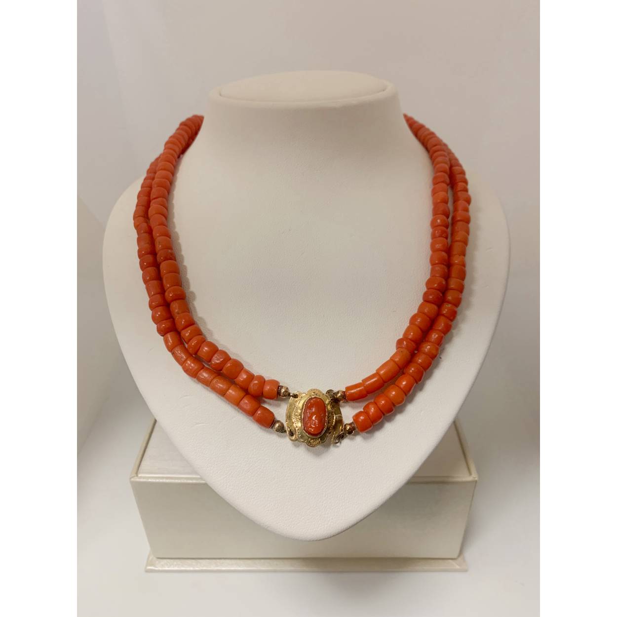 VINTAGE bloedkoraal collier met 14k gouden sluiting 