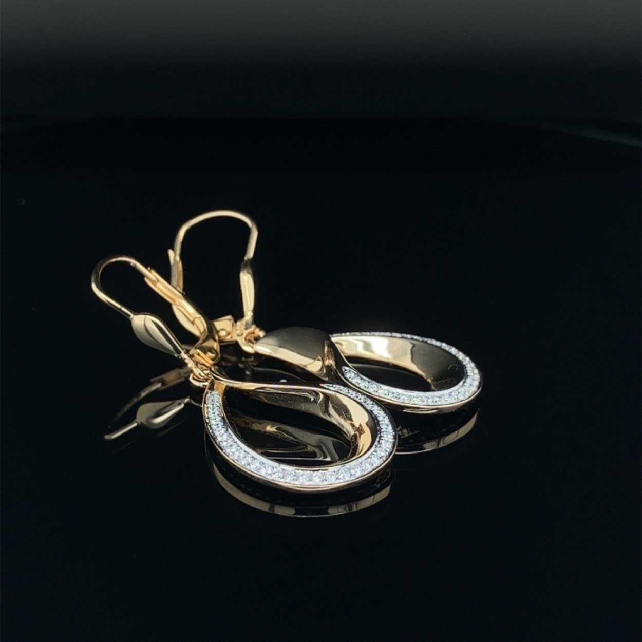 Ze zijn absoluut prachtig! De oorhangers zijn gemaakt van goud en versierd met schitterende diamanten. Ze stralen luxe en elegantie uit en zullen zeker de show stelen! 