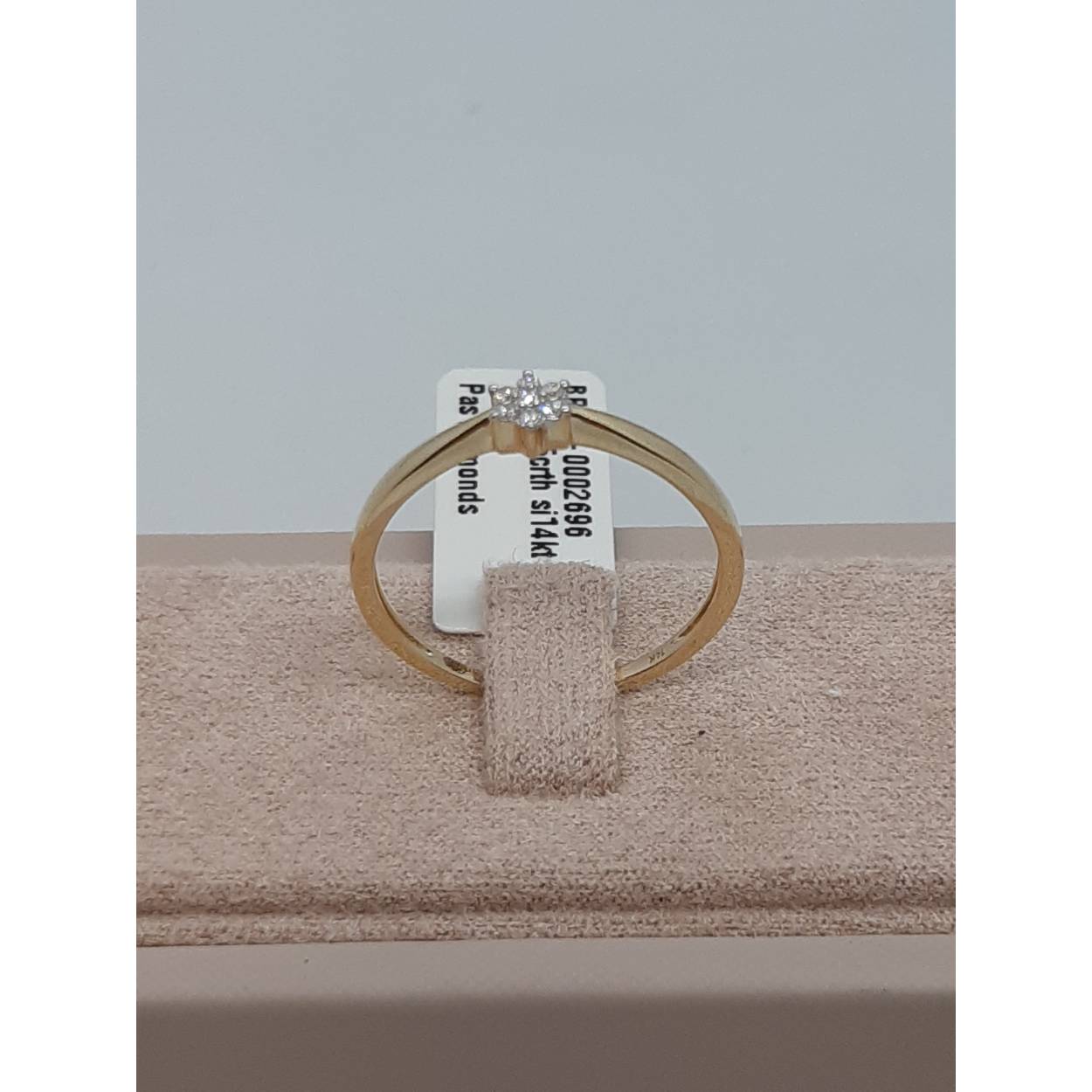 Deze prachtige ring, modelnummer BREA-0002696, is gemaakt van 14-karaats goud en bevat 7 diamanten van 0,049 karaat met een H-kleur en SI1-zuiverheid. De briljant geslepen stenen stralen elegantie uit. Perfect te dragen als statement sieraad, zowel dagelijks als bij speciale gelegenheden. De glans en stijl maken het een tijdloze keuze.