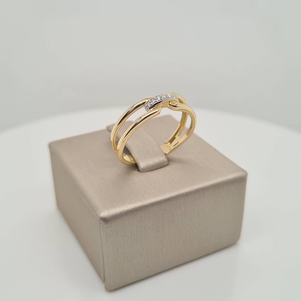 Prachtige 14krt gouden ring met diamant, 0.035crt.

Deze ring is maat 53, heeft u interesse in een andere maat? Neem dan contact met ons op