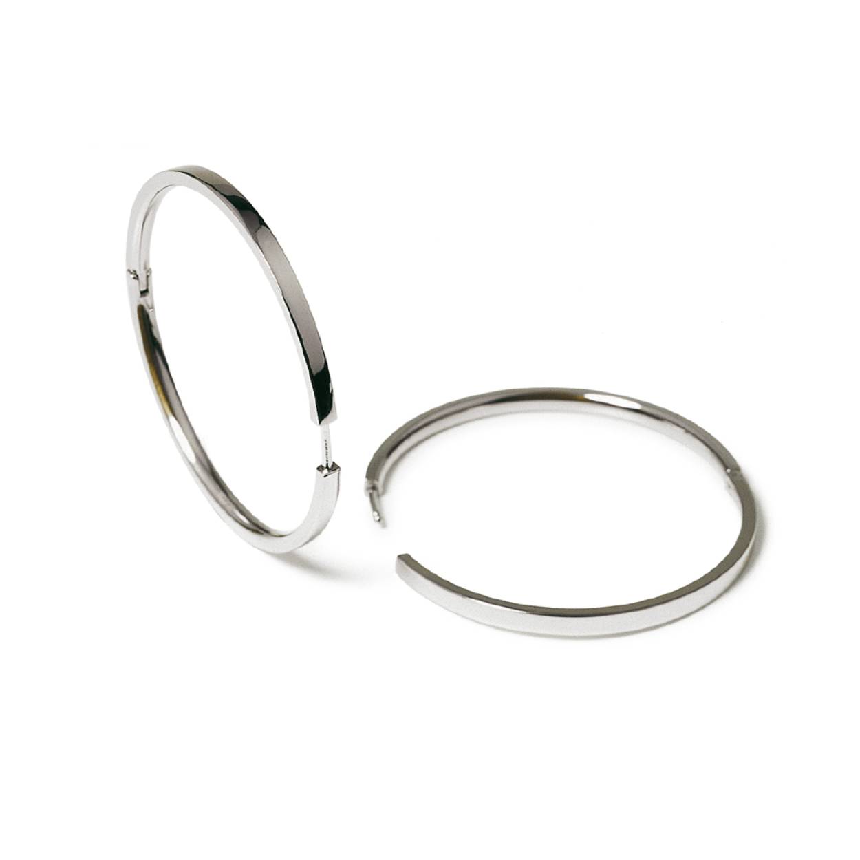 Deze 0508-03 Boccia Titanium oorringen zijn zilverkleurig en hebben een glanzend effect. De oorringen hebben een doorsnede van 40mm. Deze oorringen zijn simplistisch & stijlvol. Ook is titanium een huidvriendelijk, hard en duurzaam materiaal. 
