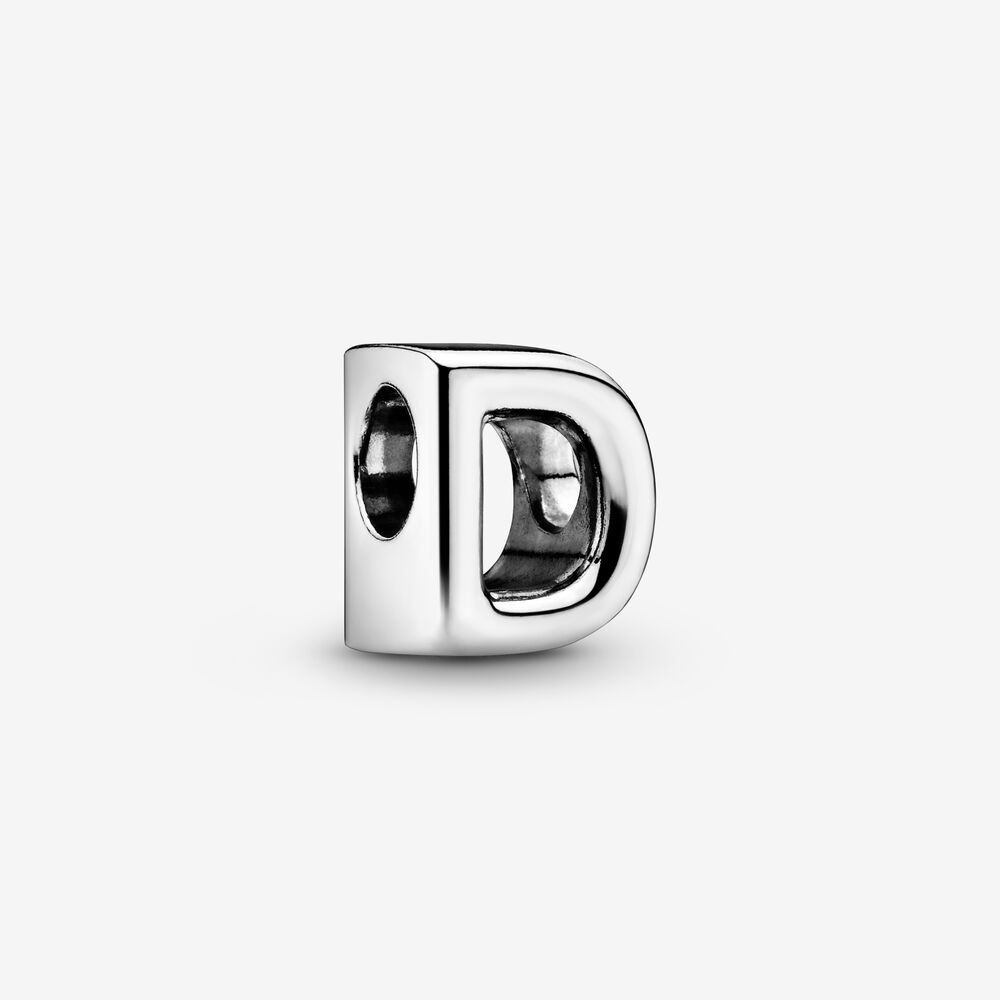 Vertel jouw verhaal met onze letterbedels waarmee je woorden kunt spellen die voor jou betekenisvol zijn. Versier je Pandora Moments-bedelarmband met belangrijke initialen of schrijf een persoonlijk bericht met de letter D. De omkeerbare bedel van sterlingzilver is aan de voorkant gepolijst en de achterkant is geaccentueerd met verhoogde harten en kraaltjes. Voeg de letter D toe aan je bedelcollectie of geef hem geschenk aan iemand die een speciale connectie heeft met deze letter.