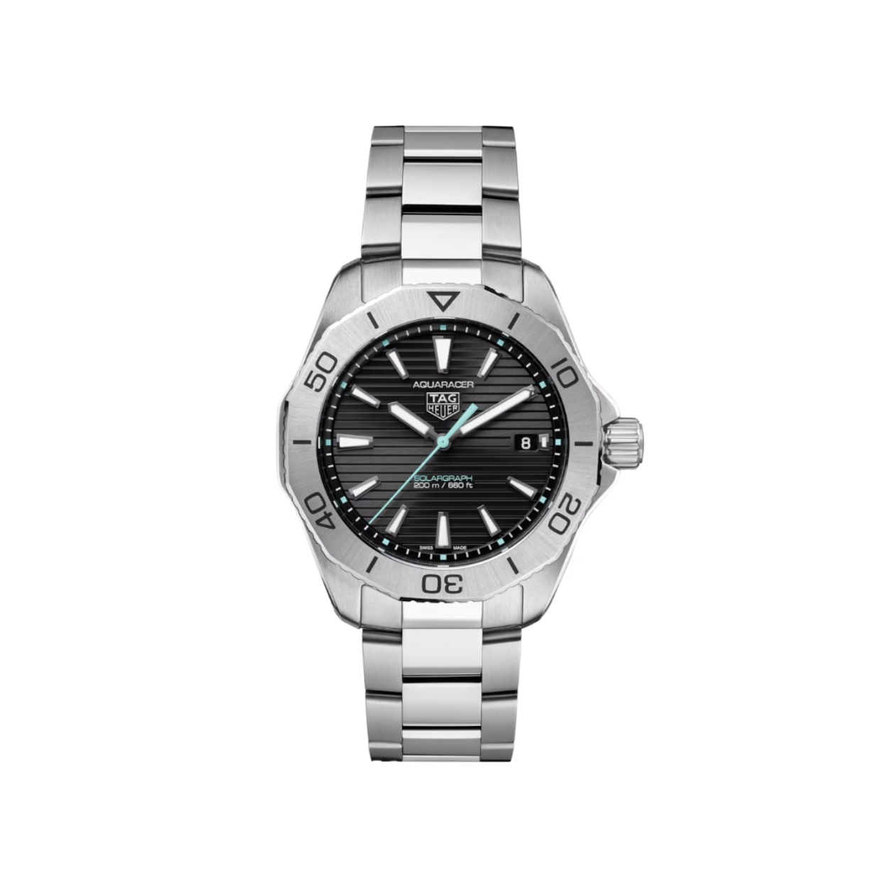Dit TAG Heuer horloge behoort tot de Aquaracer collectie.
Referentienummer: WBP1114.BA0000

Dit TAG Heuer Aquaracer Professional 200 Solargraph horloge combineert een ultrarobuuste stalen kast met een ultramodern uurwerk op zonne-energie, en heeft alles wat nodig is om de meest veeleisende buitenexpedities te doorstaan.

De opvallende poolblauwe accenten op de wijzerplaat en de centrale wijzer voegen een levendig randje toe aan de sportieve sunray geborstelde zwarte wijzerplaat.

Dit TAG Heuer Aquaracer horloge is uitgerust met een batterijloze Solargraph uurwerk, dit uurwerk gebruikt de energie van de zon om ononderbroken kracht aan te drijven. Passend bij de verfijnde kast van 40 mm, integreert de roestvrijstalen armband met drie rijen een gesp met een fijne, comfortabele verlengschakel. Helemaal klaar voor avontuur.

Uw TAG Heuer is 24 maanden na aankoop beschermd onder fabricagegarantie. Door het horloge te registreren op MyTAGHeuer kunt u deze garantieperiode met nog eens 3 extra jaar verlengen!